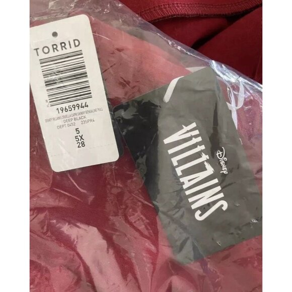 Disney +5 Ruby Red Stretch High Waist Villian's Cruella Graphic Cuff Capri Pants - Picture 6 of 6